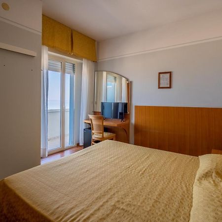 Hotel Astor ริมินี ภายนอก รูปภาพ