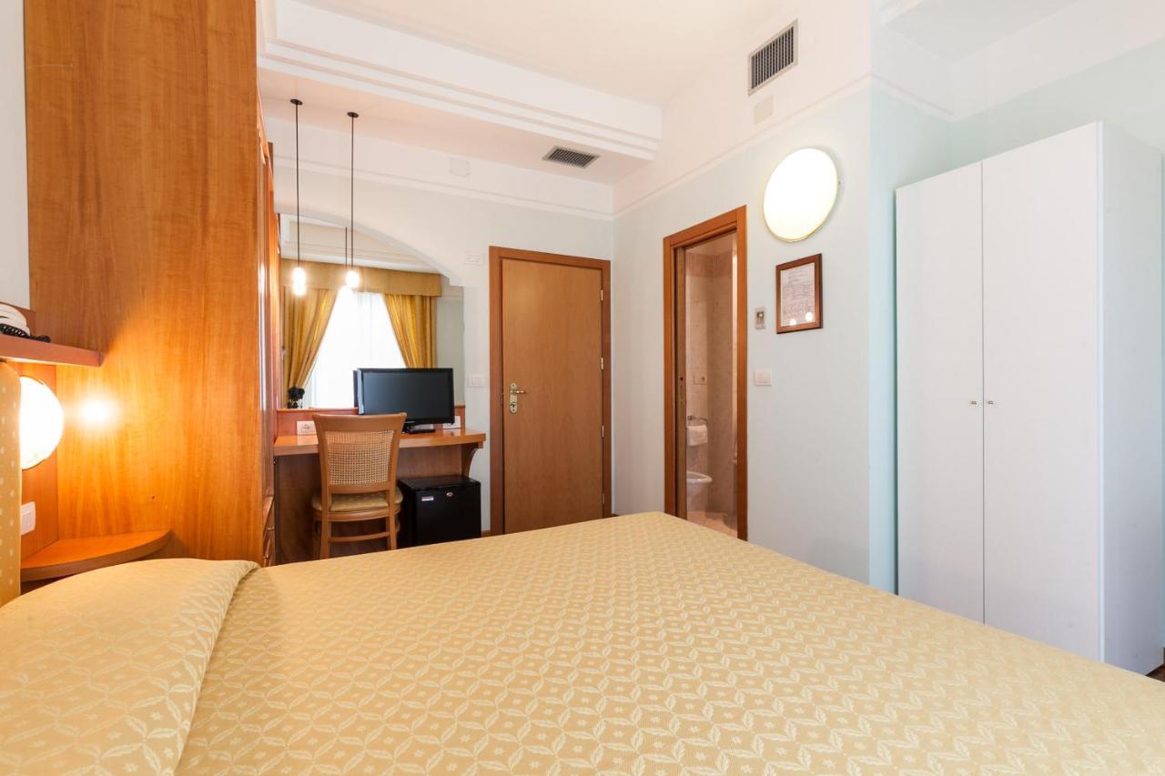 Hotel Astor ริมินี ภายนอก รูปภาพ