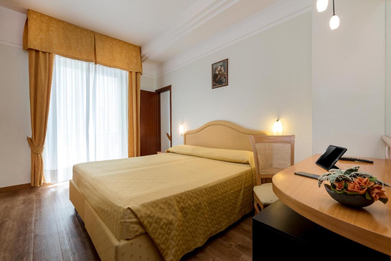 Hotel Astor ริมินี ภายนอก รูปภาพ