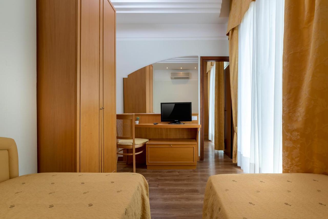 Hotel Astor ริมินี ภายนอก รูปภาพ