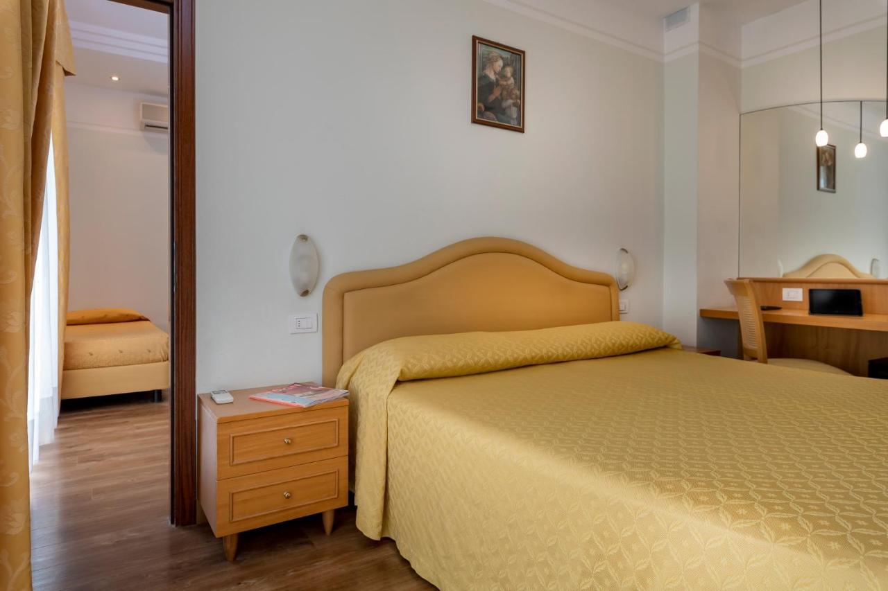 Hotel Astor ริมินี ภายนอก รูปภาพ